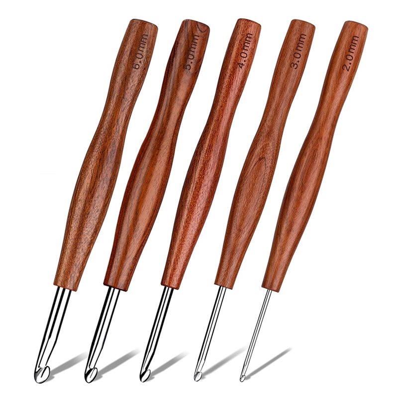 Wooden Crochet Hooks Ergonomic Handle - AS94-5 5本セット、5種類のサイズのアルミニウム製エルゴノミックデザインの編み針。木製のハンドルで、関節炎でお悩みの方にも使いやすい。